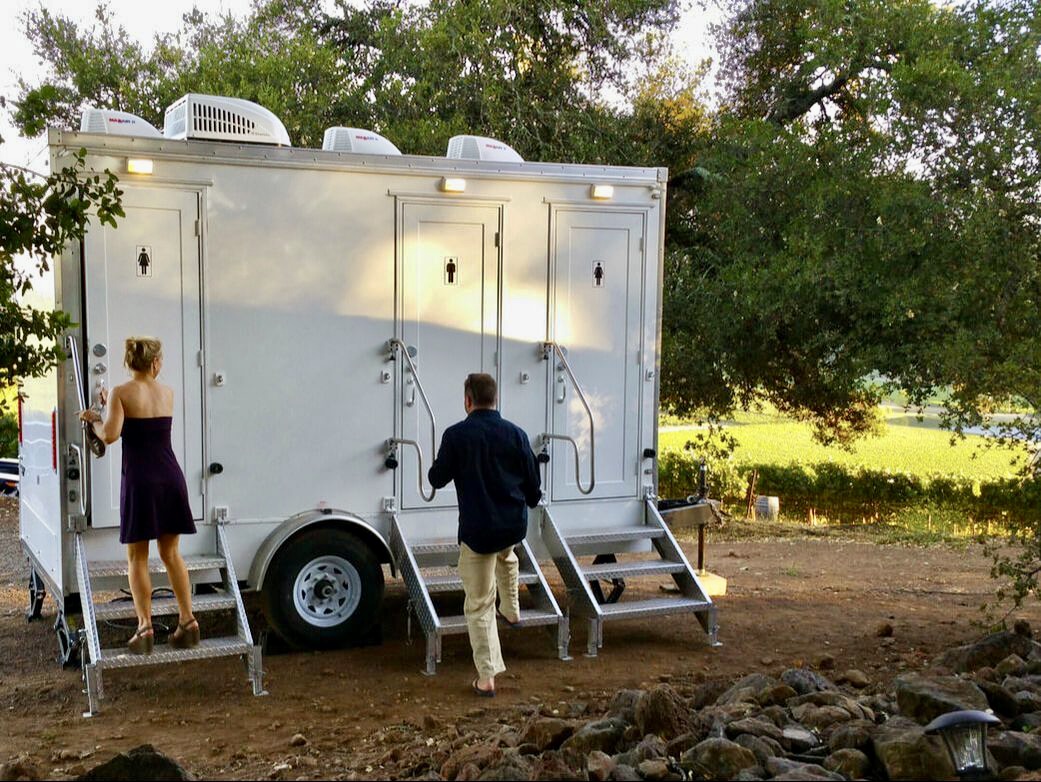 7 Benefits of Luxury Portable Restrooms Even When Indoor Plumbing is Available